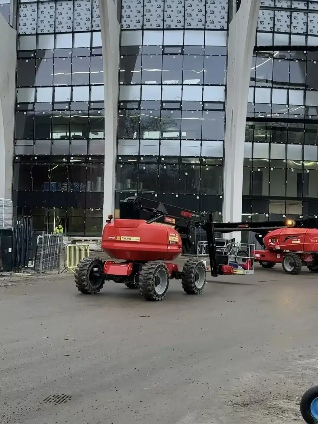 Frontfacaden på Aarhus Stadion med lifte under arbejdet