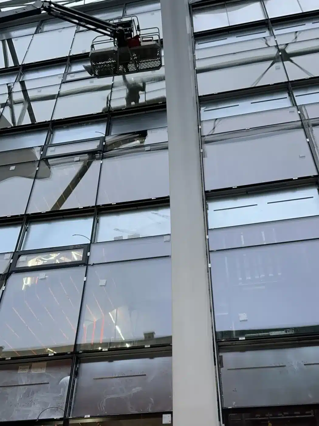 Arbejdet foregik fra lift højt oppe på frontfacaden