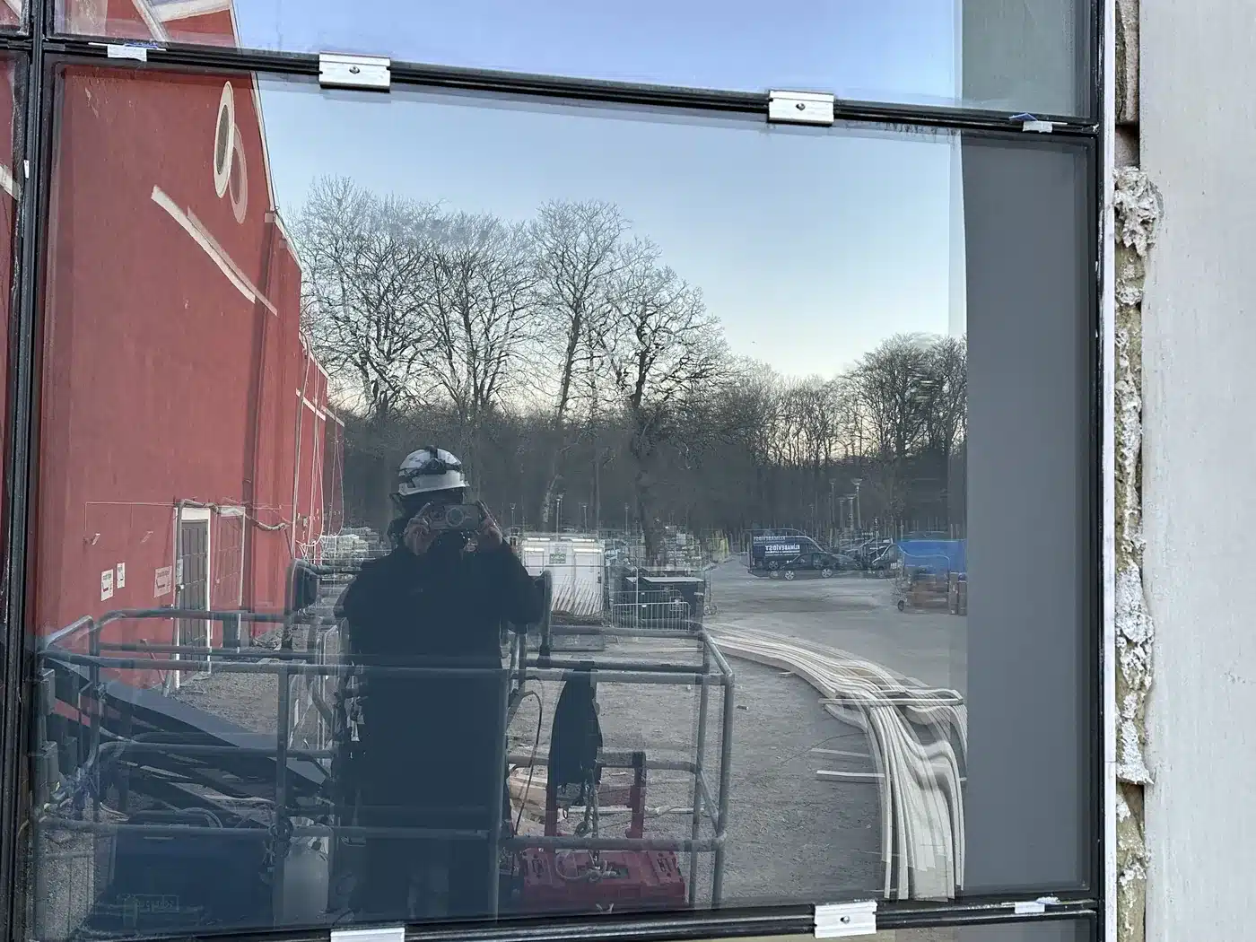 Samme rude på Aarhus Stadion efter rensning og polering