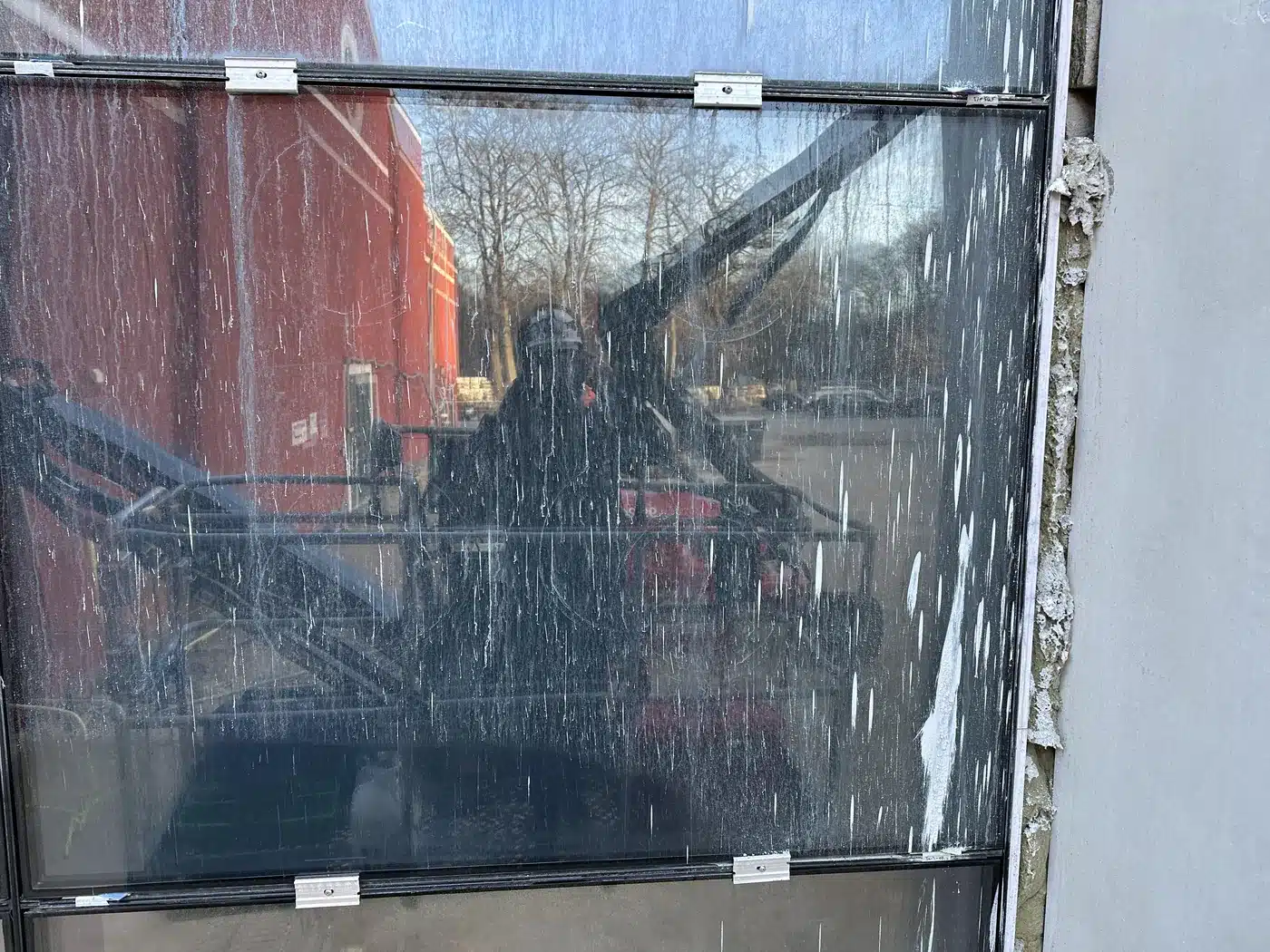 Rude på frontfacaden med beton og mineralløb før behandling