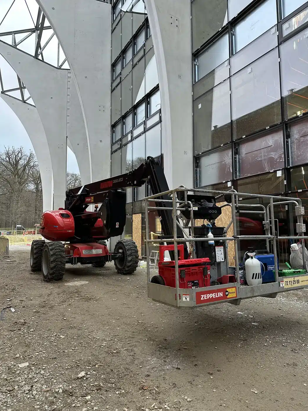 Lift med udstyr ved frontfacaden på Aarhus Stadion