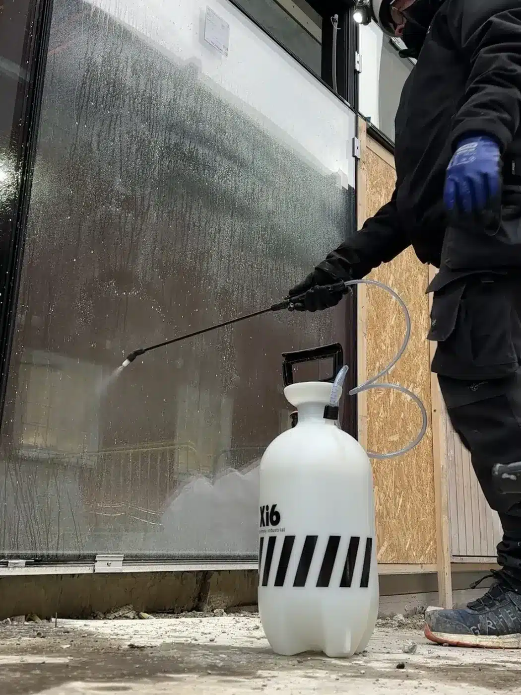 Betonen på glasset blødgøres med syre