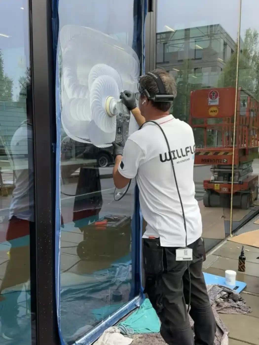 Polering af stort glasparti på byggeplads