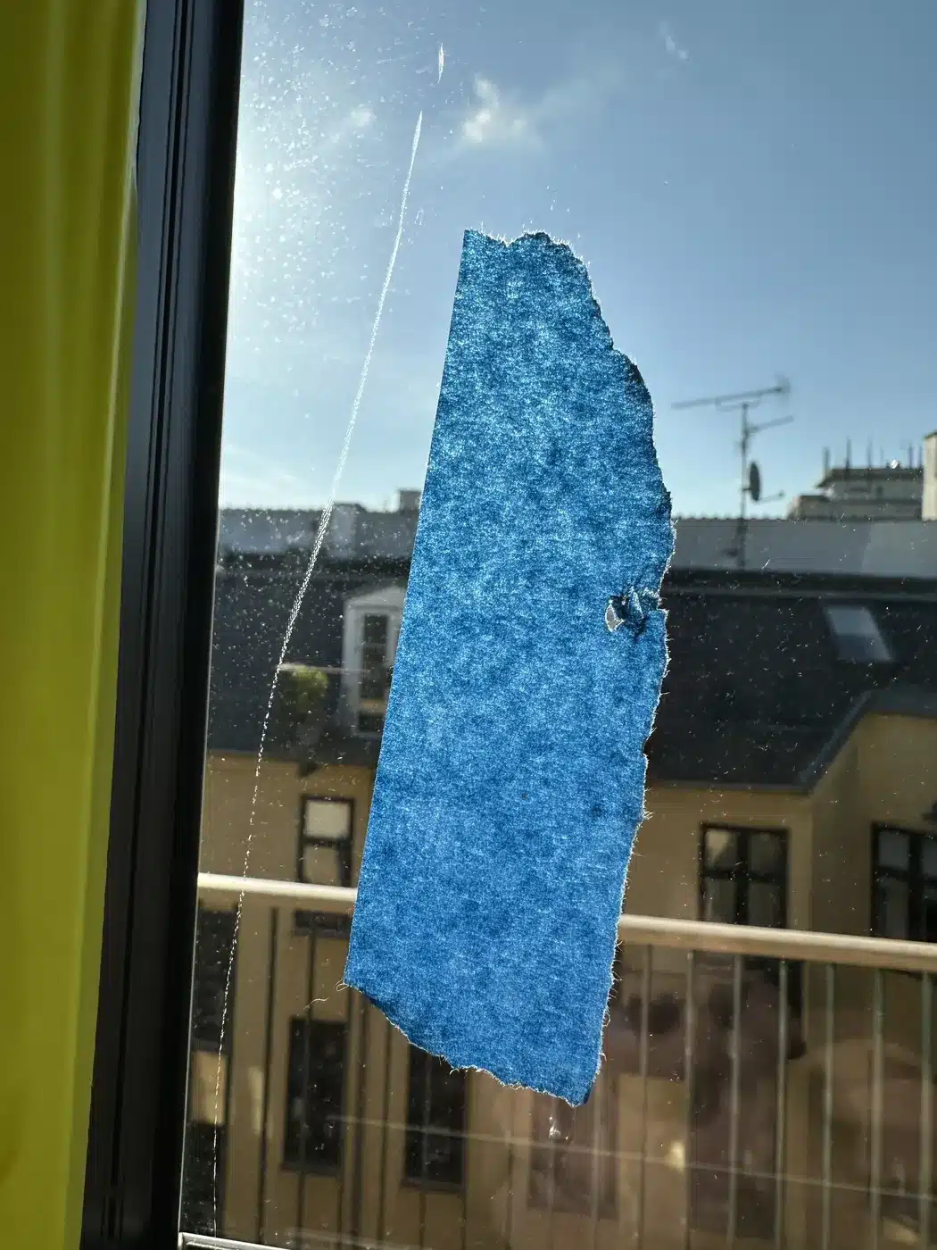 Rude med ridse markeret med blå tape, før polering