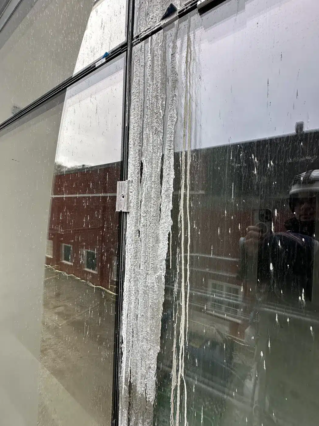 Facadeglas med striber og aflejringer under byggeriet