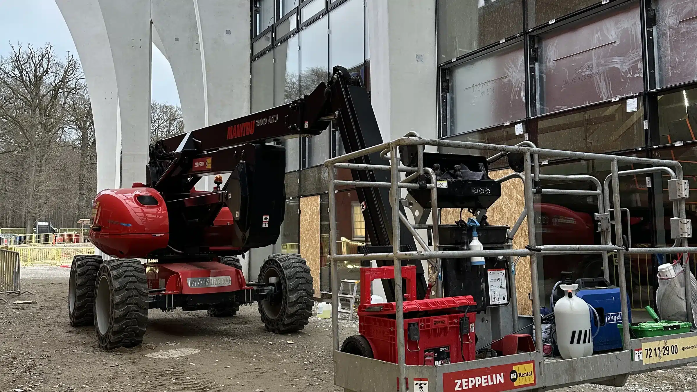 Lifte ved glasfacaden på Aarhus Stadion