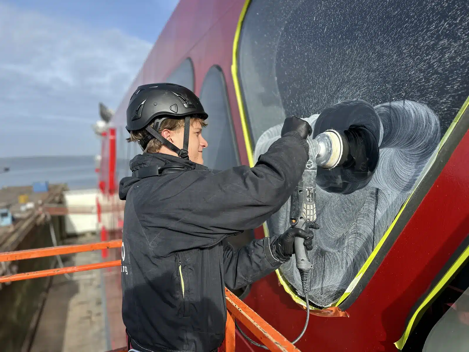 Polering af panoramavindue på Fjord Lines hurtigfærge Fjord FSTR fra lift