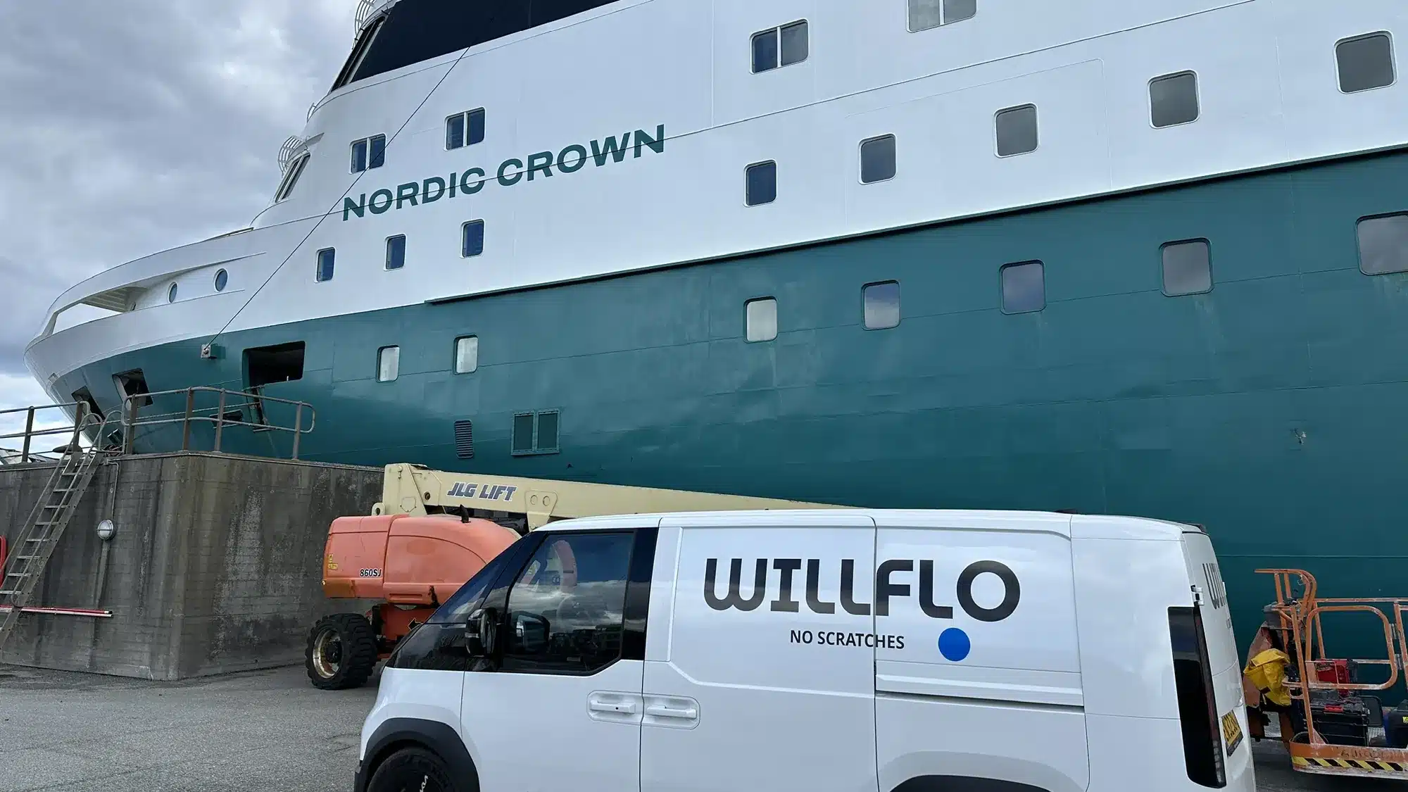 WILLFLOs servicebil med Nordic Crown i baggrunden