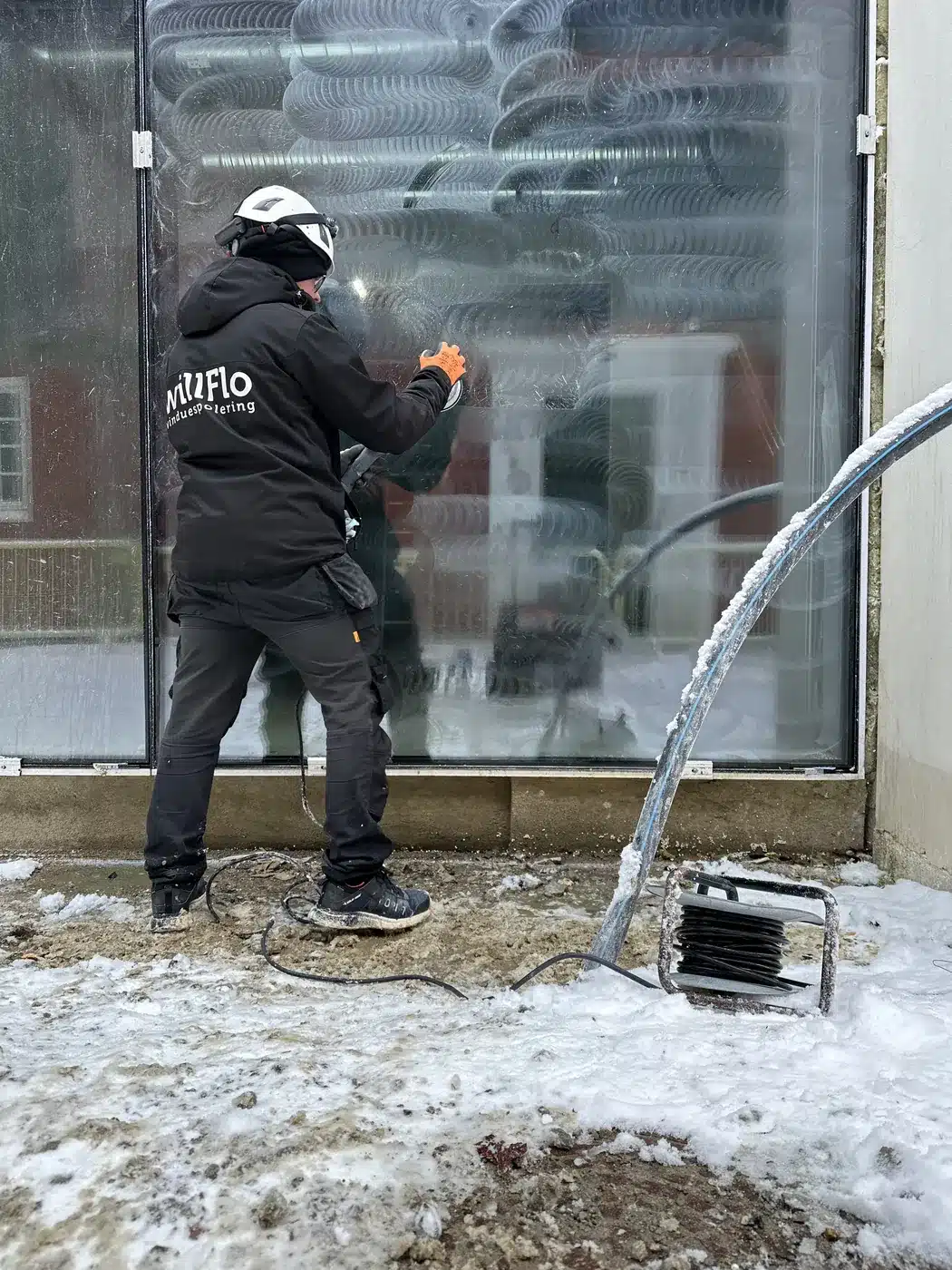 Glaspolering af facaderude om vinteren