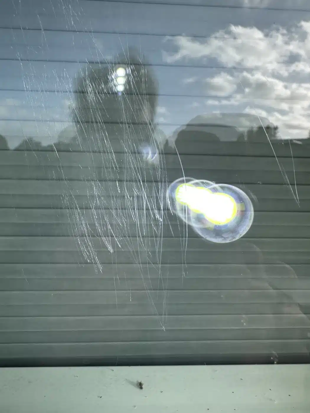 Rude med tydelige ridser i lyset fra en lampe, før polering