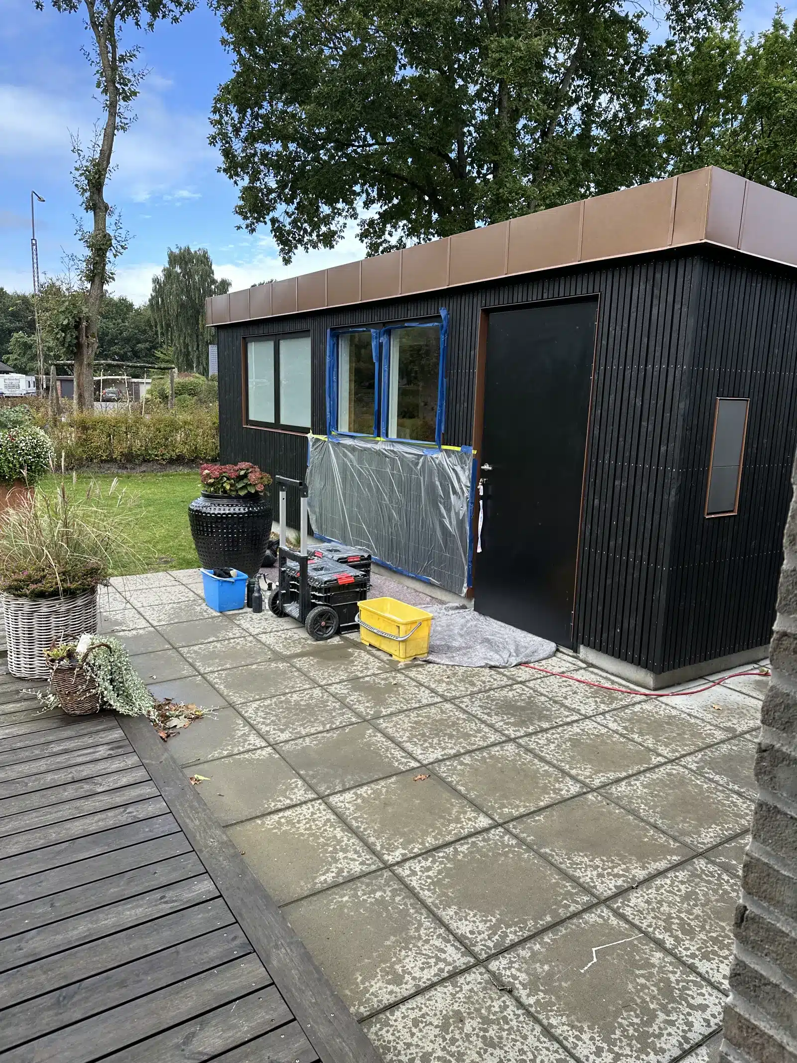 Afdækkede vinduer på det nybyggede hus i Grindsted under arbejdet
