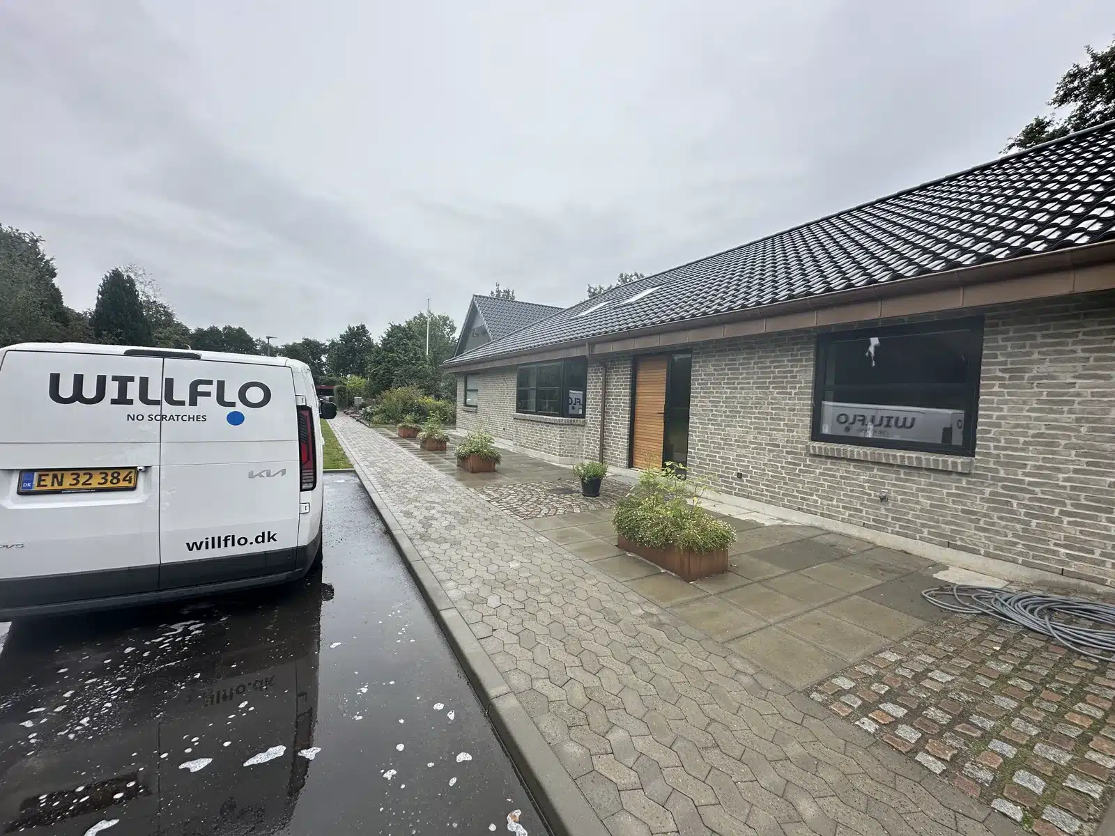WILLFLO-varebil foran det nybyggede hus i Grindsted