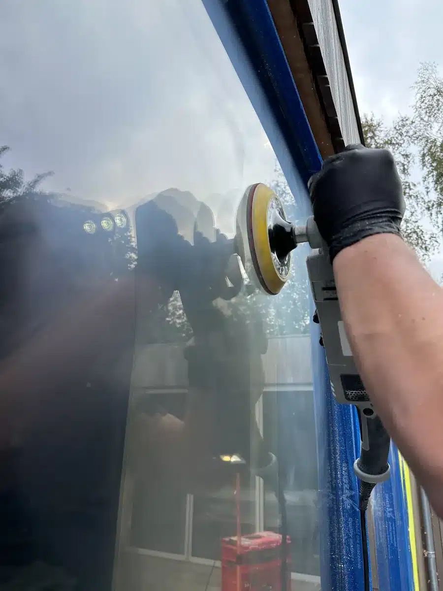 Polering af ridset rude i sommerhus i Hundested med polermaskine