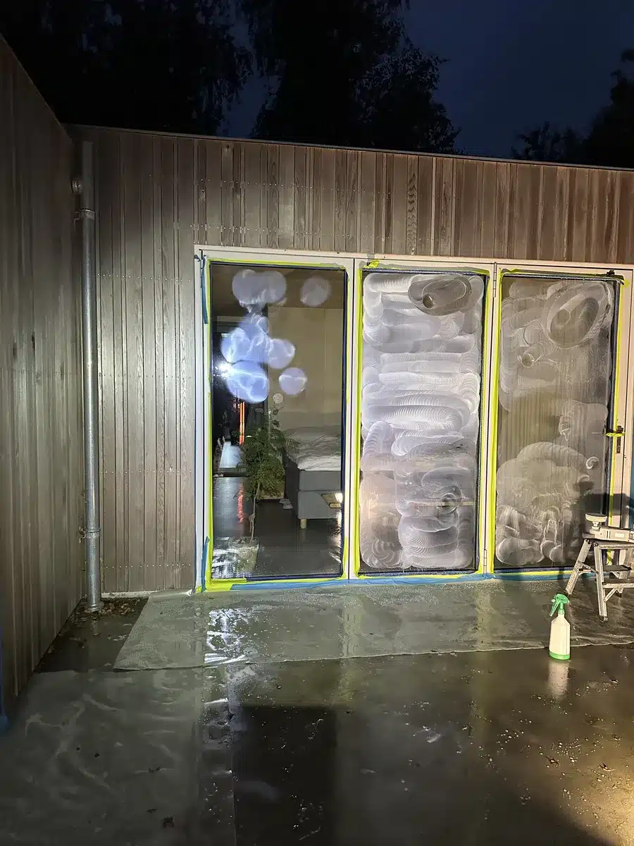 Terrassedøre i Hundested om aftenen under arbejdet
