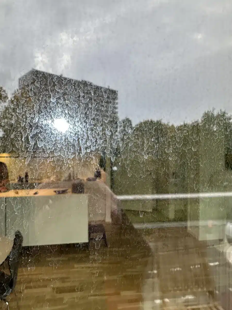 Rude dækket af kalk og aflejringer før glaspolering i Kongens Lyngby