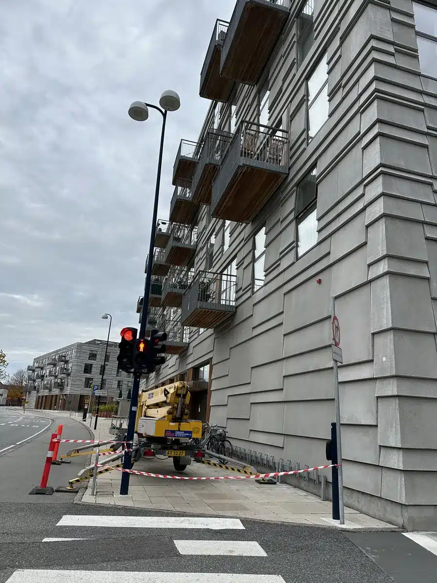 Lift ved boligen i Kongens Lyngby nord for København under glaspoleringen