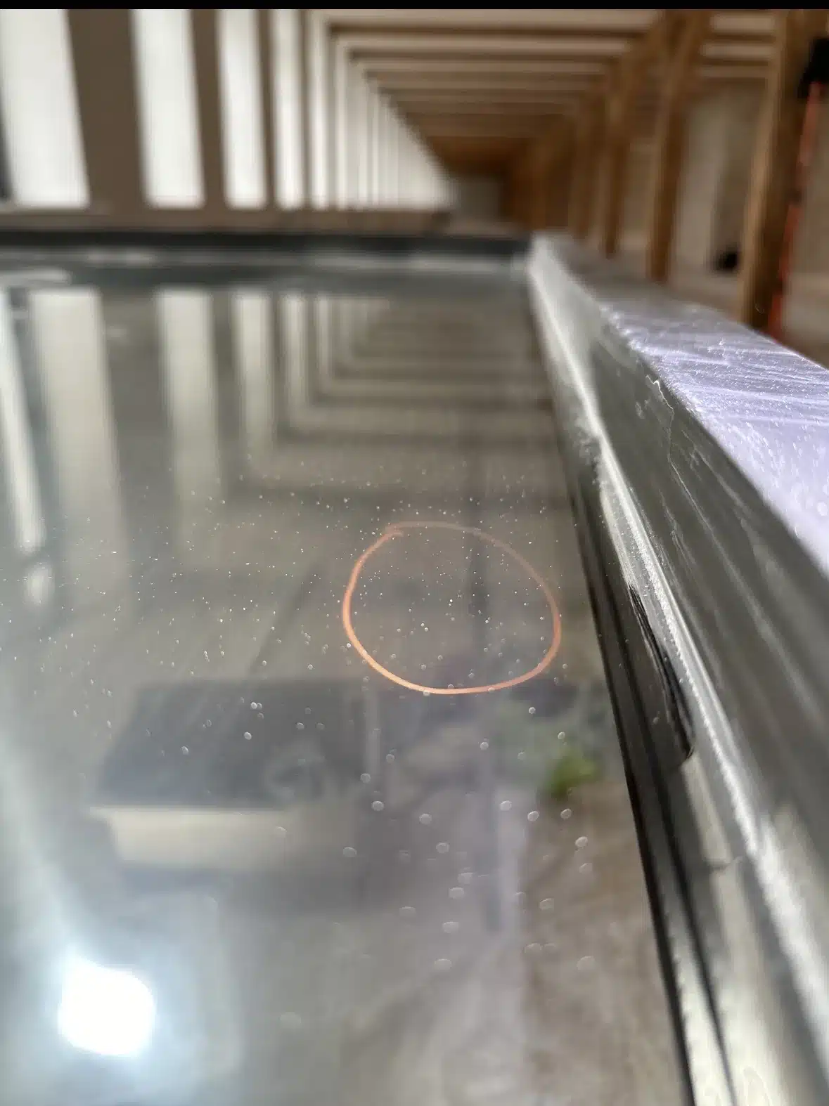 Dyb ridse i vinduesglasset, markeret med orange cirkel
