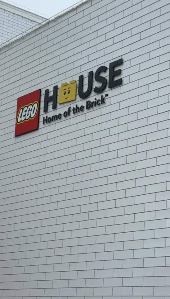 LEGO House i Billund – facade med logo