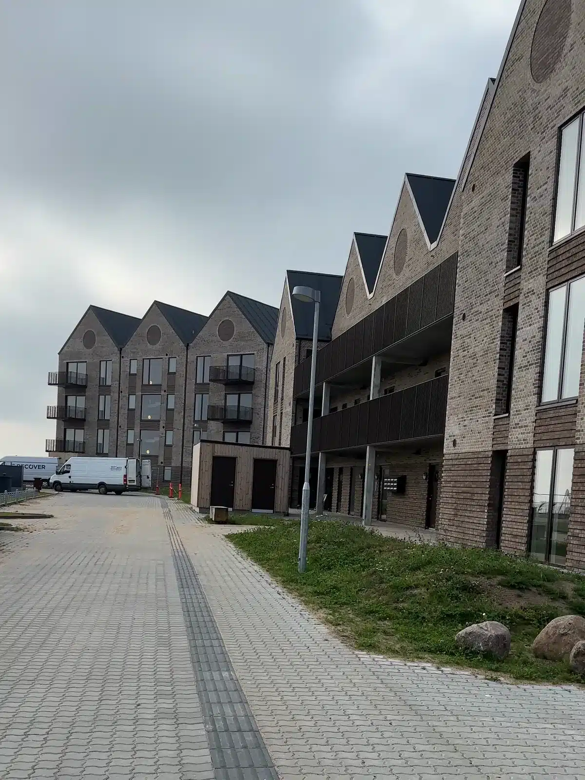 Boligbebyggelsen på Hou Havn set fra gaden, murstensblokke med gavle og altaner
