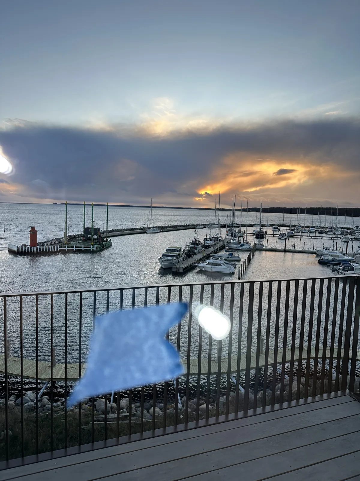 Samme rude efter polering, med klar udsigt over havnen