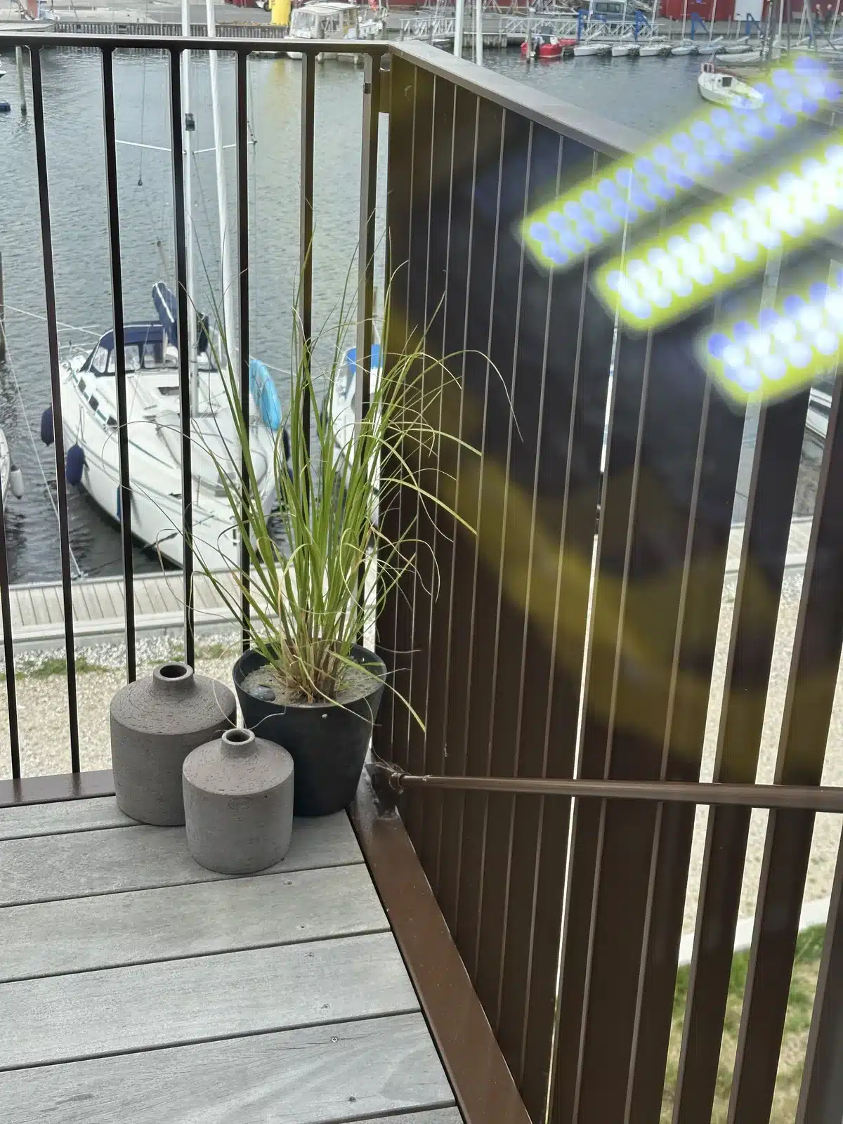 Samme balkonrude efter polering