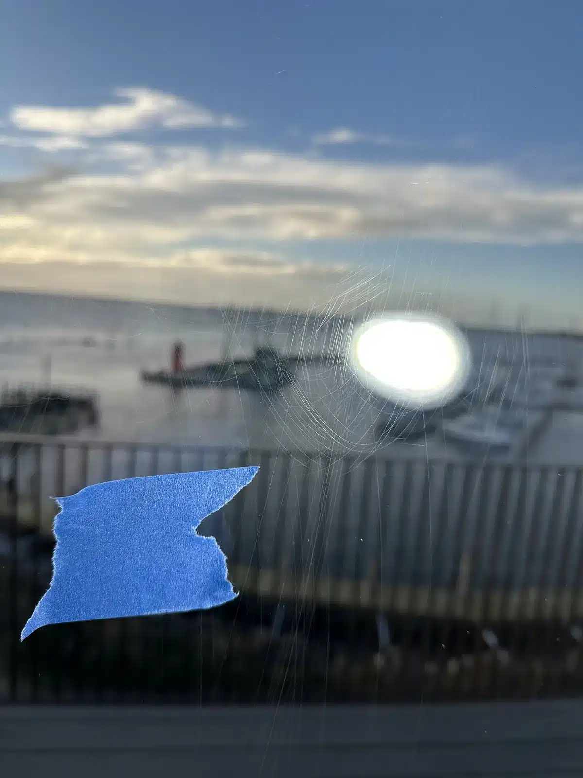 Ridser i glasset før polering, med udsigt over havnen