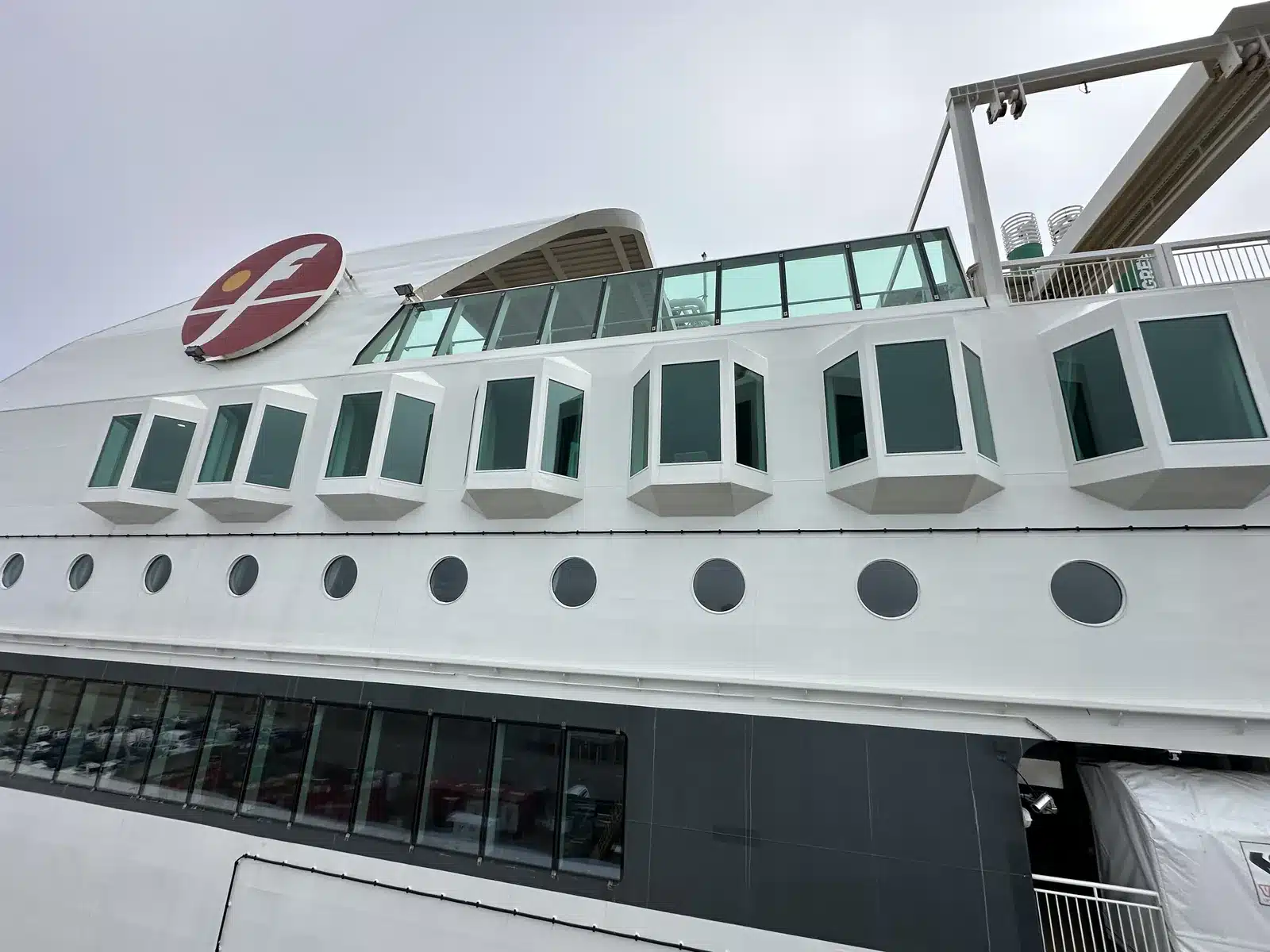 Overbygningen på MS Stavangerfjord med panoramavinduer
