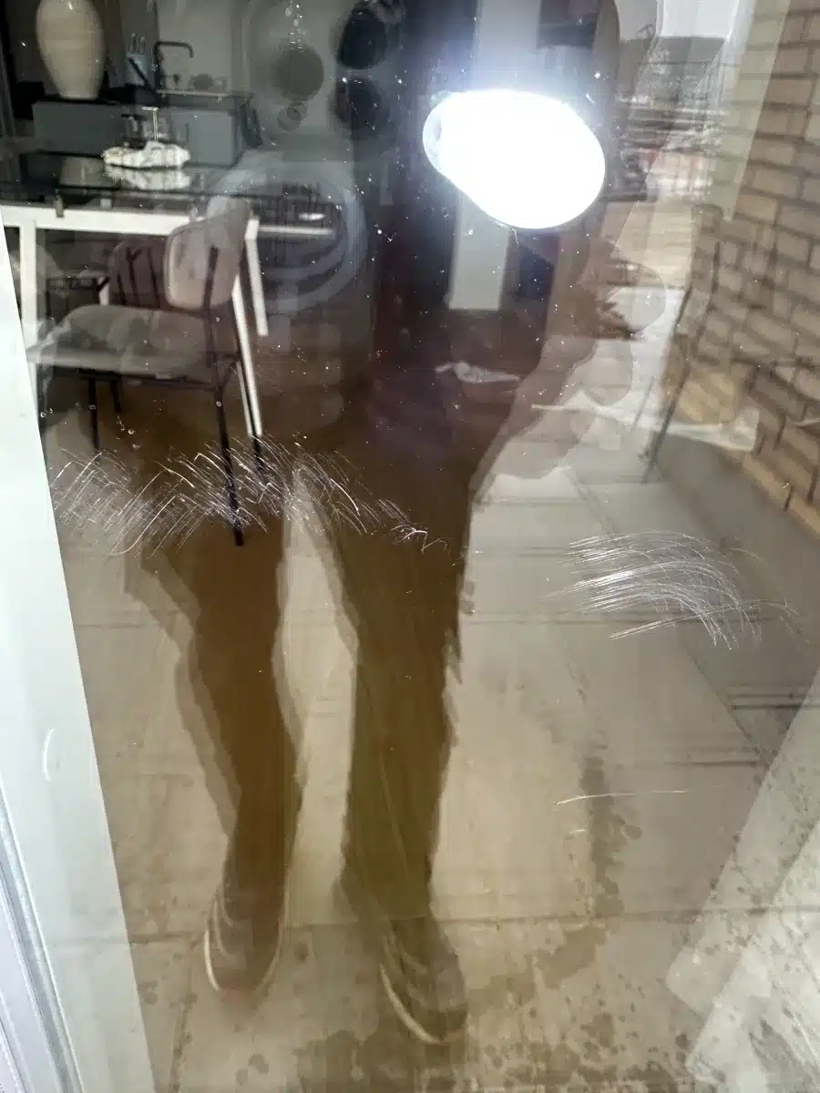 Vindue i lejlighed på Pakhuskajen i Odense med ridser før slibning og polering
