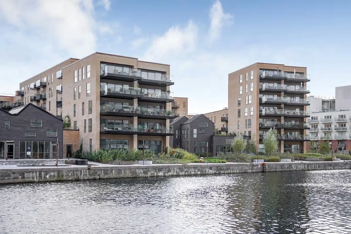 Boligbebyggelse ved havnen på Pakhuskajen i Odense, hvor ridser blev fjernet fra vinduer