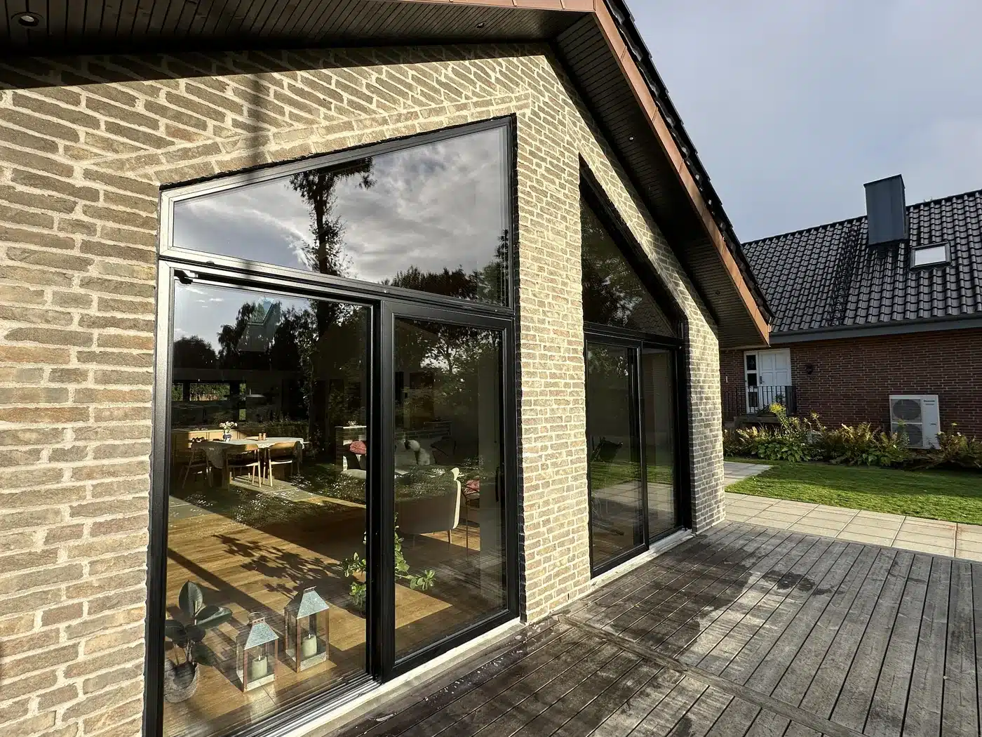 Hus med store vinduespartier og terrassedøre