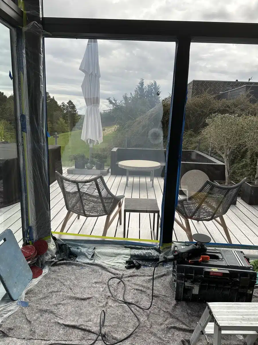 Hjørnevinduer i Randers afdækket med tape og folie før slibning og polering