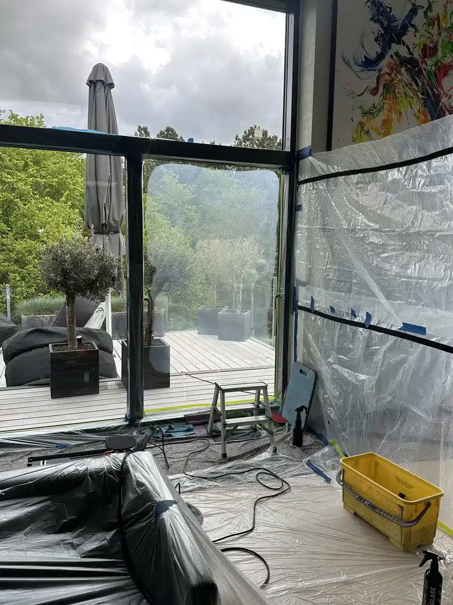 Indretning i boligen i Randers dækket med folie under glaspolering
