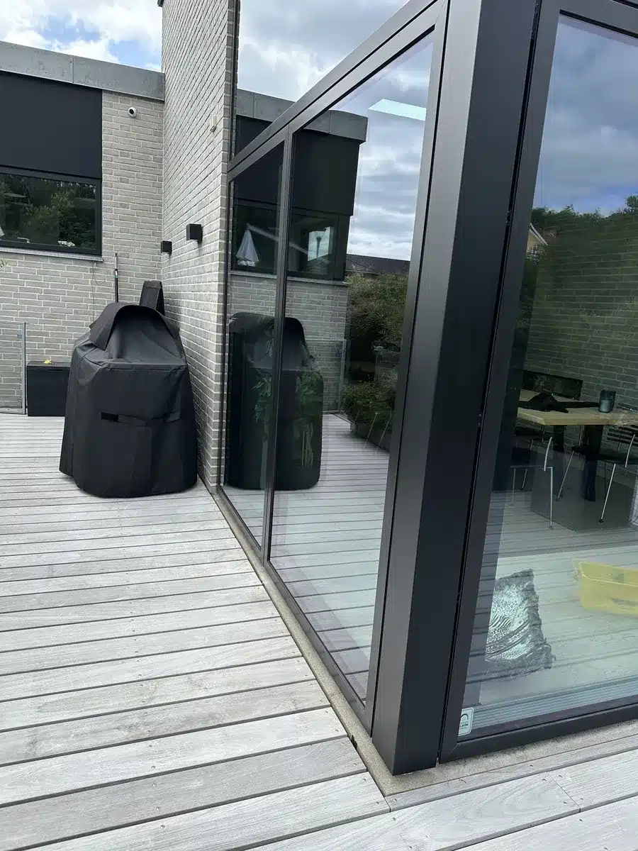 Ruder udvendigt på bolig i Randers efter glaspolering