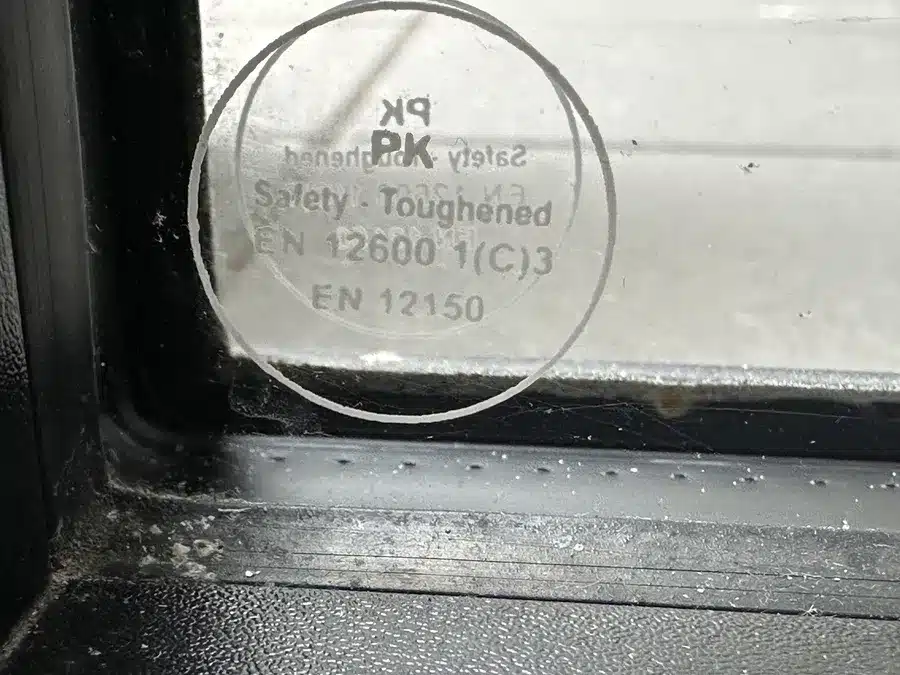 Mærkning Safety Toughened EN 12150 på hærdet glas i bolig i Randers