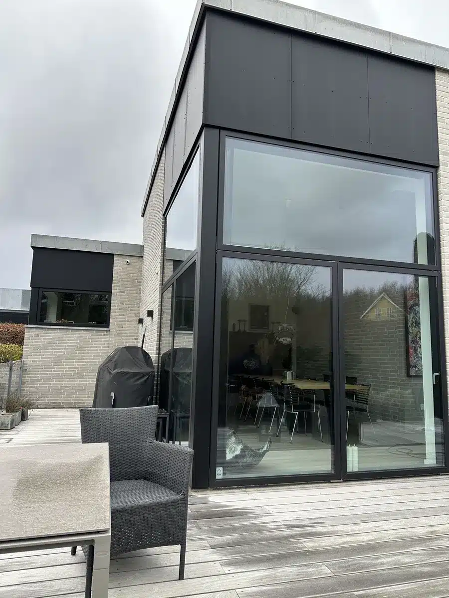 Bolig i Randers med store vinduer, hvor dybe ridser blev fjernet