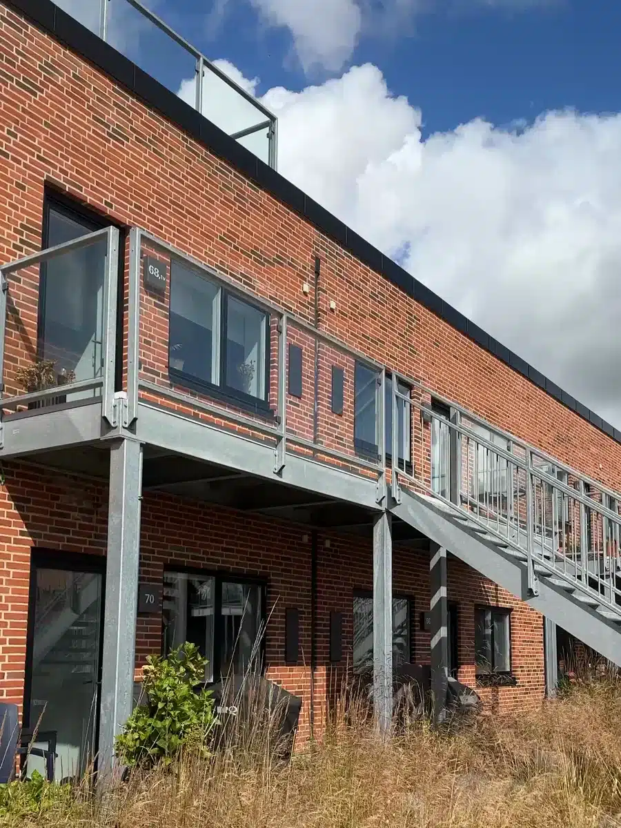 Boligblokke i Randers, hvor ca. 110 ridsede ruder blev slebet og poleret