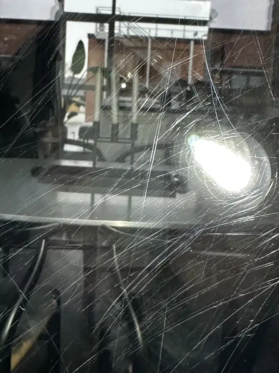 Rude i boligblok i Randers med kraftige ridser før polering
