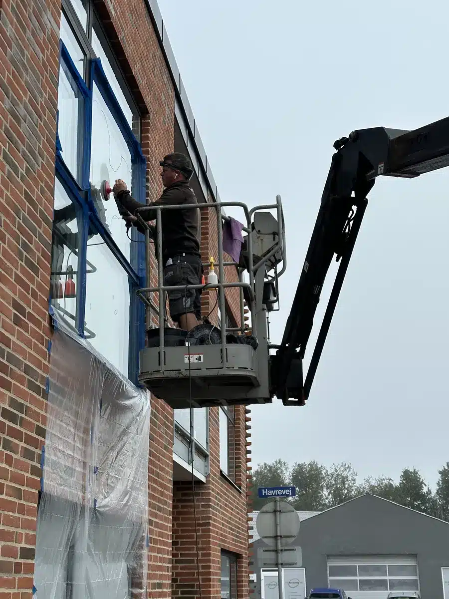 Glaspolering fra lift på en boligblok i Randers