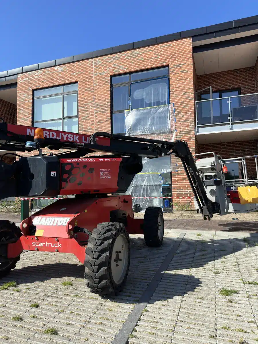 Lift foran boligblokkene i Randers, klar til glaspolering