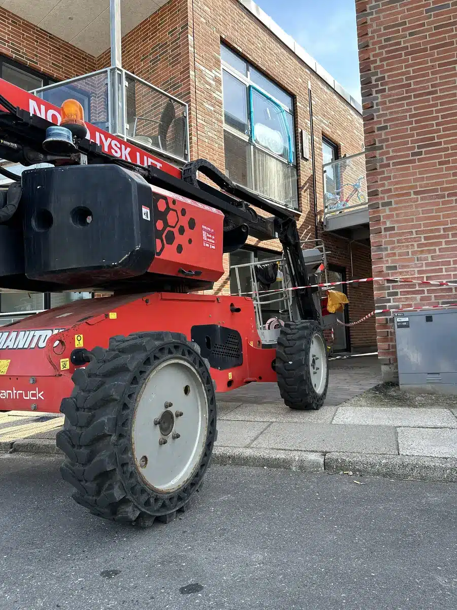 Lift ved facaden på boligblokkene i Randers