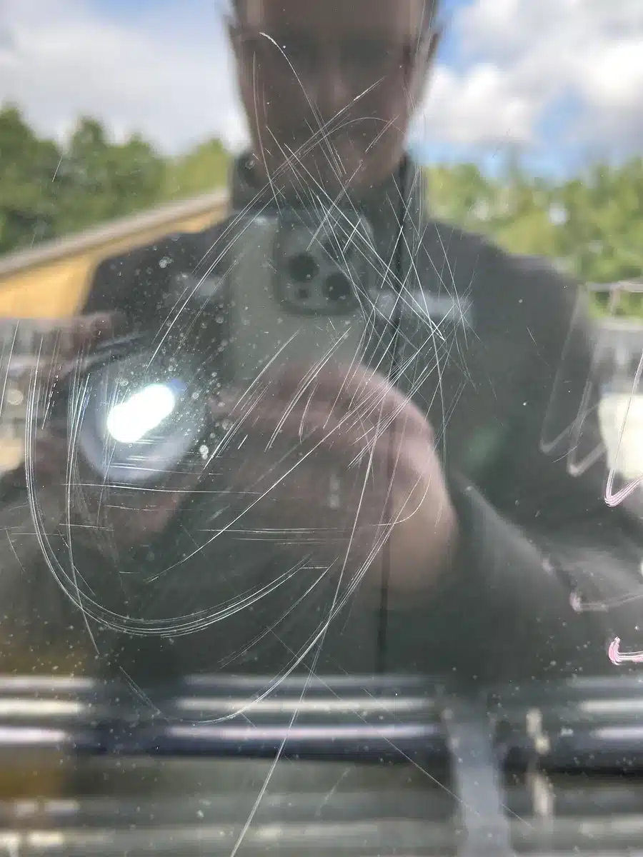 Detalje af kraftige ridser i en rude