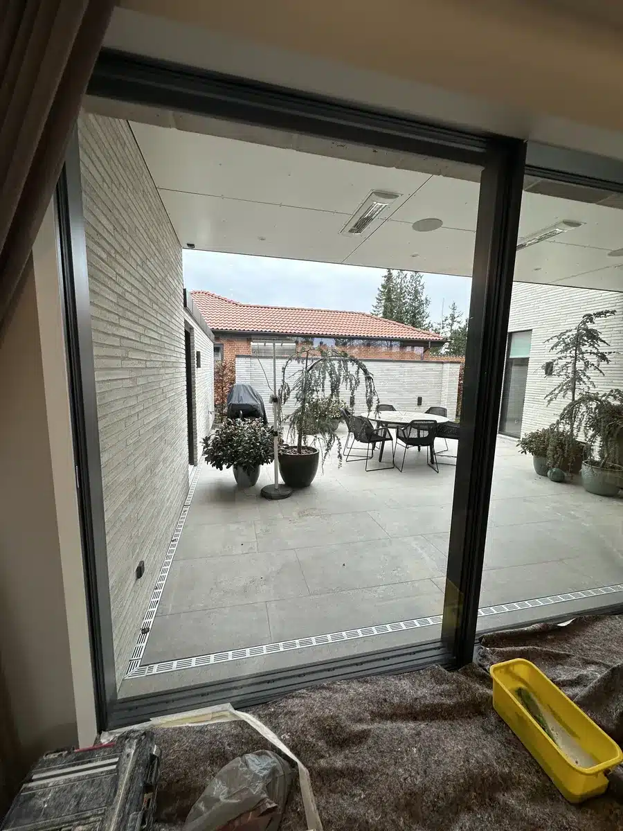 Klart glas med udsigt til terrassen efter polering i Risskov