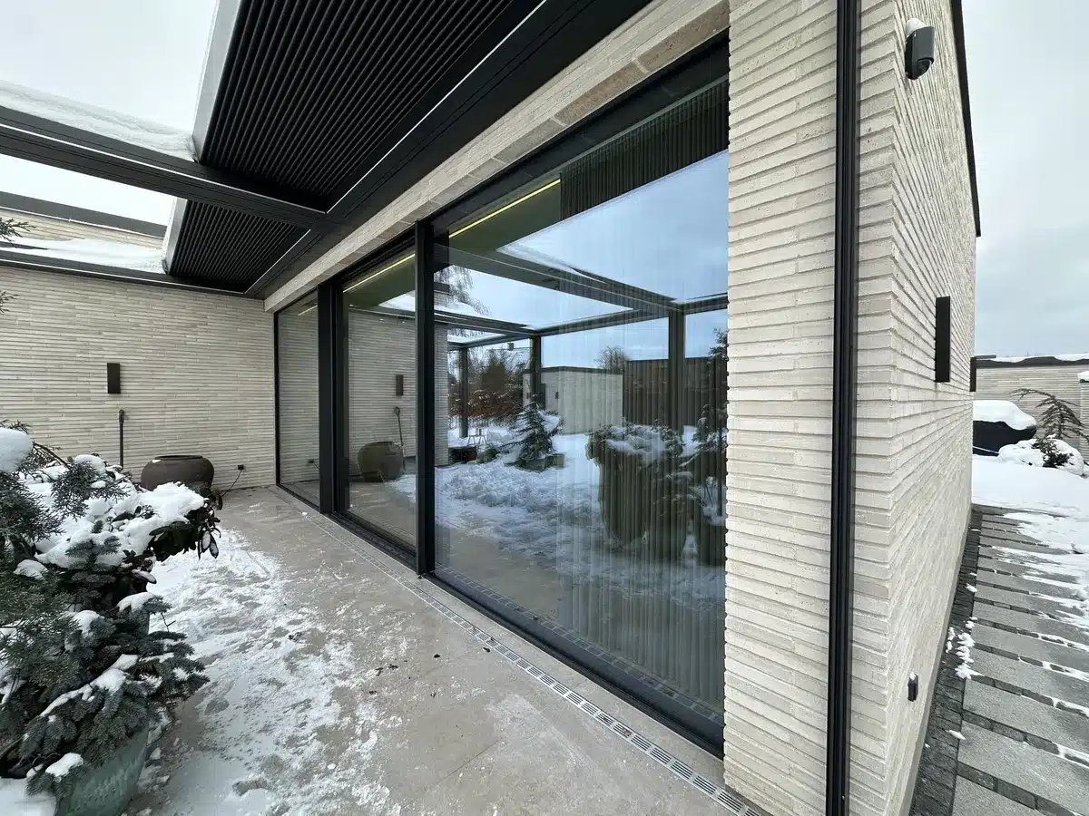 Nyt hus i Risskov med store glaspartier og sne ved gangen