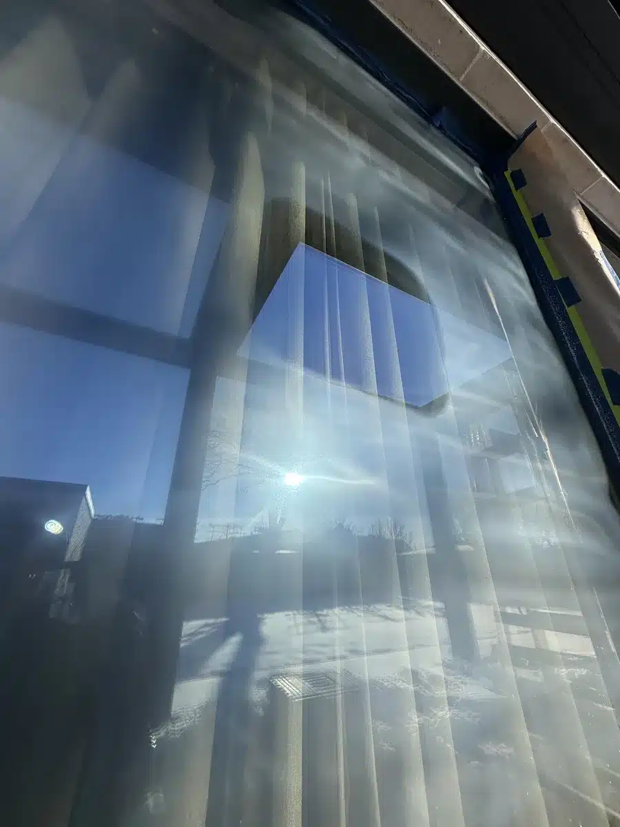 Poleret felt i en rude – glasset er klart igen efter polering
