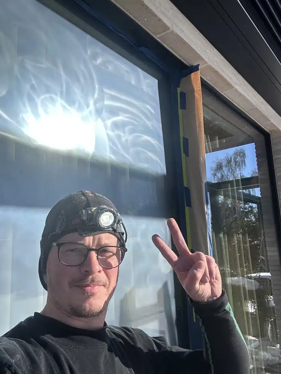 Under arbejdet med slibning af ridserne i ruderne i Risskov