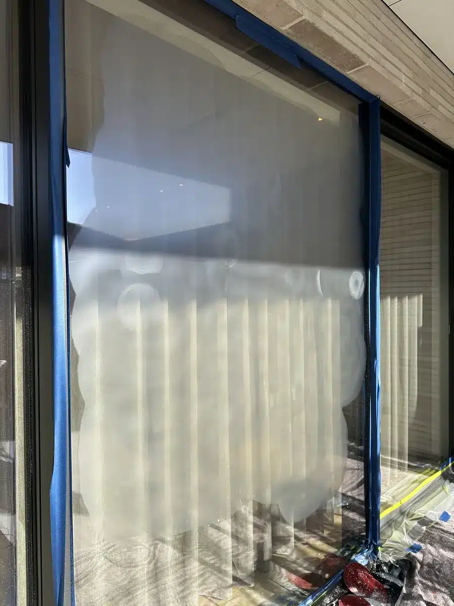 Slebet glas – det matte felt viser, at ridserne er slebet væk