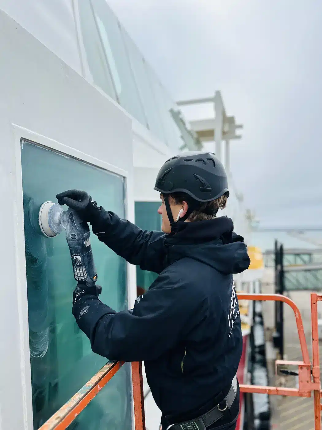 Polering fra lift ved siden af MS Stavangerfjord