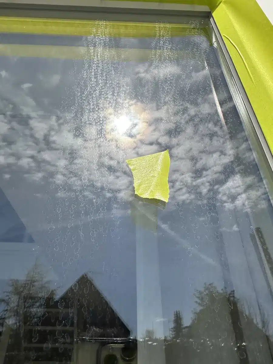 Kalk og striber fra facaden på vinduesglas i Valby før glaspolering