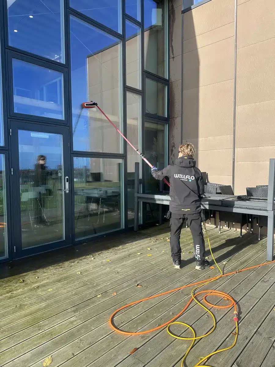 Vinduesvask af glasfacade med teleskopstang