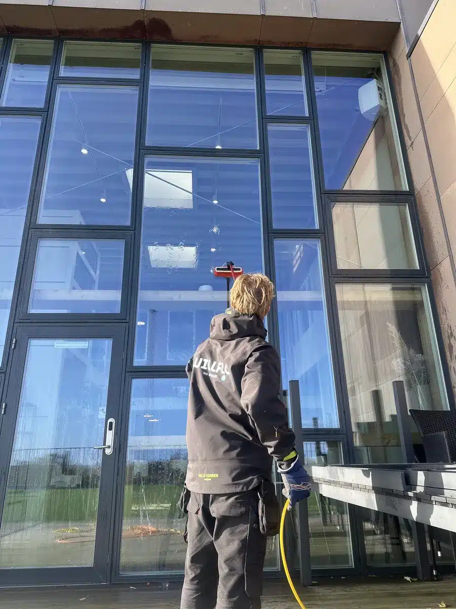 Rene ruder efter vinduesvask på glasfacade
